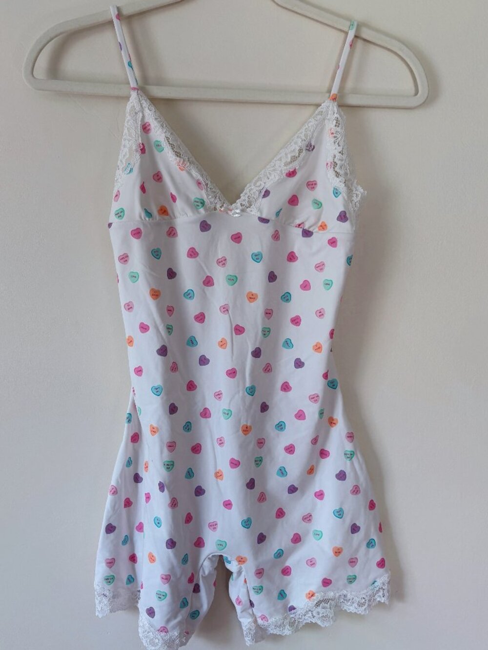 SKIMS Fits Everybody Triangle Lace Candy Heart Romper - Pink/White M Medium